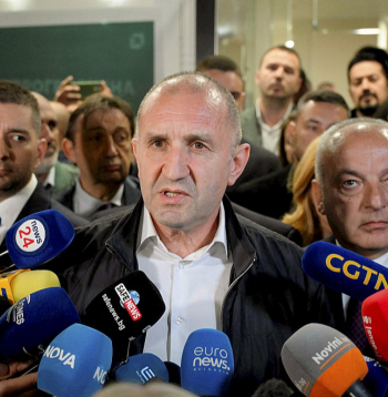 Bulgārijas parlamenta vēlēšanās uzvarējušo kreiso spēku līderis Rumens Radevs vēlēšanu rezultātus raksturojis kā "cerības uzvaru pār neuzticēšanos" un "brīvības uzvaru pār bailēm". "Tauta noraidīja veco partiju pašapmierinātību un iedomību," paziņoja vēlēšanu uzvarētājs.