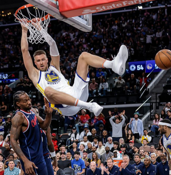 Kristaps Porziņģis šo sezonu iesāka Atlantas "Hawks", kas februāra sākumā viņu aizmainīja uz Goldensteitas "Warriors". Atlantieši kopš tā brīža no devītās vietas austrumu konferencē pacēlās uz sesto un cīnās izslēgšanas turnīrā. Tikmēr "Warriors" rietumos finišēja desmitie un atvaļinājumā devās pēc zaudējuma "play in" otrajā spēlē Fīniksas "Suns".