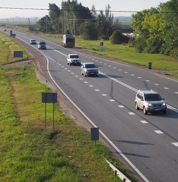 Rīgas apvedceļš pie Jaunmārupes. Šādā plūsmā jebkurš apdzīšanas mēģinājums sadārdzina degvielas tēriņus vairāk nekā globālās krīzes.