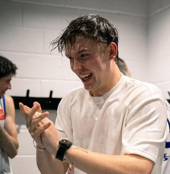 Krišjānis Pētersons nupat no komandas spēlētājiem saņēmis ūdens šalti pēc savas pirmās uzvaras lielajā basketbolā galvenā trenera postenī.