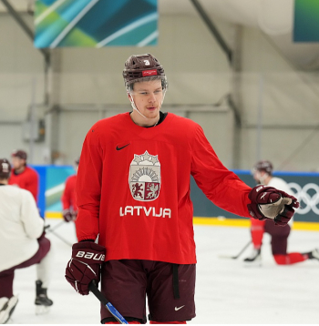 Alberts Šmits var kļūt par pirmo Latvijas hokejistu, kurš vienas sezonas laikā spēlējis U-20 pasaules junioru čempionātā, olimpiskajās spēlēs un pieaugušo pasaules meistarsacīkstēs.