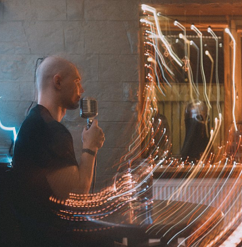 Silvestrs Solovjevs: "Man smagā mūzika ir enerģijas lādiņš. Kad dzirdu šo mūziku, pilnībā to izlaižu caur savu ķermeni. Jā, es gluži kā caur kādu transformatoru izlaižu to enerģiju, kas man liek celties un darīt."