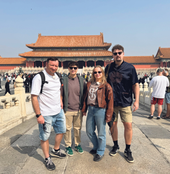 Ceļojuma šova "Četri uz koferiem" dalībnieki iepazīst noslēpumaino Ķīnu.