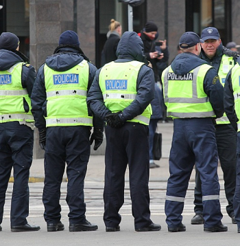 Valsts policijas gada pārskatā minēta statistika, ka 2025. gadā policijas amatpersonu skaits bija 4656, policijas darbinieki – 1199. Daļa no viņiem vēl papildina zināšanas arī augstskolās.