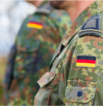 Modernizējot obligāto militāro dienestu, Vācijā pieņemts likums, kas apgrūtina jaunu vīriešu iespējas ceļot. Pēc sabiedrības sašutuma viļņa tā normas mīkstinātas, gan solot tās attiecināt uz izņēmuma situācijām.