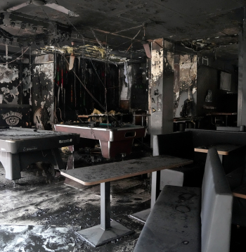 Ugunsgrēka sekas "The Sinners" bārā.