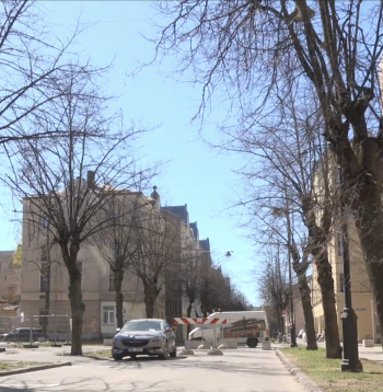 Vārnu ielā, pie krustojuma ar Laboratorijas ielu, autotransportam liegta caurbraukšana abos virzienos,