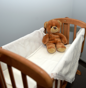 Tukša bērnu gultiņa.