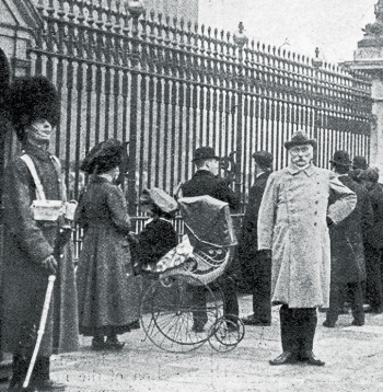Zaglis un blēdis Vilhelms Foigts kļuva slavens kā Kēpenikas kapteinis. Attēlā: Vilhelms Foigts kapteiņa uniformā pie Bakingemas pils Londonā 1910. gada 19. martā.