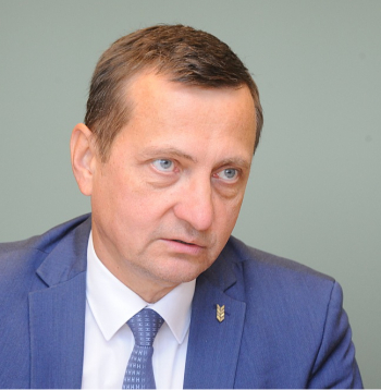 "Kokrūpniecībā attīstības tendence ir pozitīva, nozare investējusi lielus līdzekļus un pārmetumiem, ka vedam ārā tikai baļķus, jau sen vairs nav pamata. Arī papīrmalku mums vairs nevajadzētu eksportēt. No papīrmalkas varam ražot dažādas plātnes, ēku siltināšanas materiālus un citas lietas," domā zemkopības ministrs Armands Krauze.