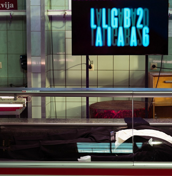 Rīgas Centrāltirgus Gaļas paviljonā Latvijas Literatūras gada balvas ceremonijas vadītājs Igors Šelegovskis bija iejuties Drakulas tēlā, savā uzrunā sakot, ka "jūs šo īpašo dienu esat nolēmuši svinēt pie manis vietā, kur sastopas dzīvība un nāve".