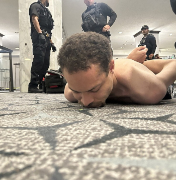 ASV prezidents Donalds Tramps savā sociālo mediju platformā publiskojis attēlu, kurā esot redzams pēc apšaudes viesnīcā "Hilton" sagūstītais uzbrucējs Kols Tomass Alens.