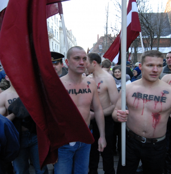 “Visu Latvijai” jauniešu pikets pie Saeimas 2007. gada 8. februārī Raivja Dzintara vadībā. 