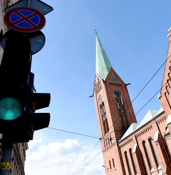 Luksofors un Rīgas Jaunā Svētās Ģertrūdes evaņģēliski luteriskā baznīca.