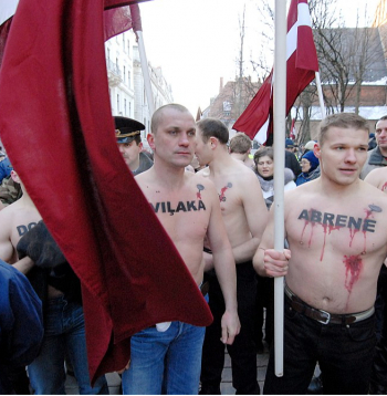 "Visu Latvijai!" jauniešu pikets pie Saeimas 2007. gada 8. februārī Raivja Dzintara vadībā. Puiši pusstundu stāvēja mīnuss 17 grādu salā un protestēja pret Abrenes atdošanu Krievijai.