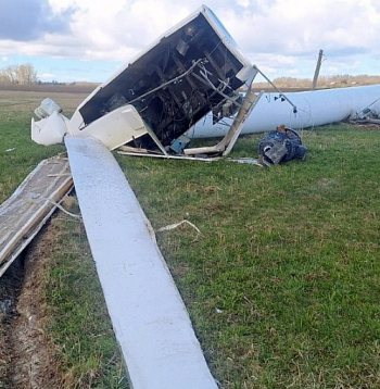 Vakar kritušo turbīnu jau apstrādājuši zagļi. Nozagts galvenais ģenerators, kā arī krāsainā metāla daļas. Zādzība, visticamāk, notikusi naktī.