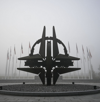 NATO simbols pie ieejas alianses galvenajā mītnē Briselē tinies miglā. Nav noslēpums, ka organizācija šobrīd piedzīvo krīzi, kas prasa pārmaiņas.