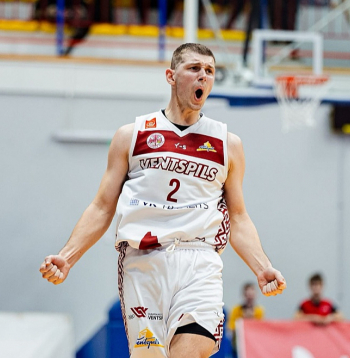 Artūrs Ausējs mača izskaņā ar tālmetienu atnesa "Ventspilij" pirmo uzvaru sērijā pret "VEF Rīgu".