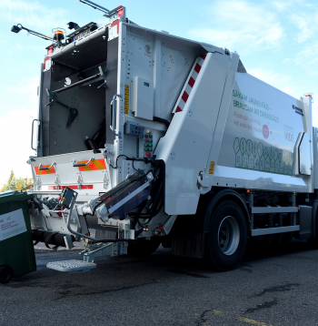 Atkritumu savākšanas mašīna.