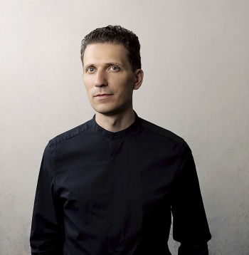 Pianists Reinis Zariņš Spīķeru koncertzālē uzņēmās kārtējo monumentālo uzdevumu un pierādīja, ka viņš to spēj īstenot.