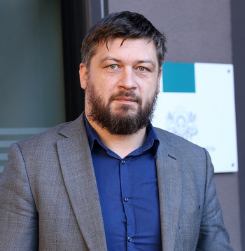 Gunārs Valdmanis, Klimata un enerģētikas ministrijas Enerģijas tirgus departamenta direktors priekšsēdētājs: "Nav iespējams pilnībā izslēgt to, ka inženierbūves, tostarp arī vēja ģeneratori, kuri nav principiāli atšķirīgi no citām būvēm, var ciest dabas stihijās, tāpēc būtiski, lai ikviens ar dabas apstākļiem saistīts negadījums tiktu izvērtēts un atziņas ņemtas vērā būvniecības praksē."