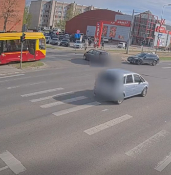 Mirklis pirms auto sadursmes ar tramvaju.