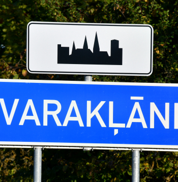 Vietas norādes ceļa zīme —Varakļāni.
