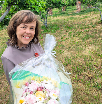 Mājražotāja Anita Zagorska prot no zefīra uzburt puķu pušķus.