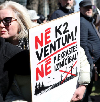 Iepretim Ministru kabineta ēkai notiek pikets pret trīs vēja parku būvniecību.