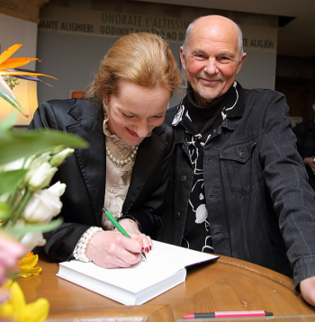 Lāsma Gaitniece sniedz autogrāfu dziedātājam Adrianam Kukuvasam.