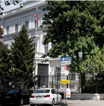 Policijas patruļa pie Krievijas vēstniecības centrālās ēkas Vīnes Reiznerštrāsē 4. maijā. Uzskata, ka Krievijas vēstniecība Austrijā šobrīd ir nozīmīgākais krievu izlūkdienestu centrs Eiropā.