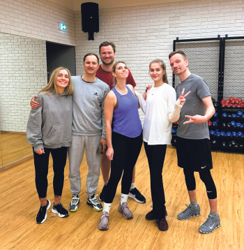 "Ārpus zonas: Everesta ēnā" dalībnieki gatavojoties ekspedīcijai.