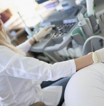 Ultrasonogrāfija ļauj novērtēt nieru struktūru un apasiņošanu.