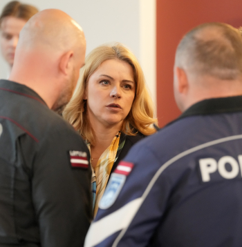 Ministru prezidente Evika Siliņa piedalās preses konferencē pēc Ministru kabineta krīzes vadības sēdes, kurā informē par sēdē pārrunāto saistībā ar Latgalē notikušajiem incidentiem ar bezpilota sistēmu lidaparātu iesaisti.