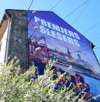 Partijas "Latvija pirmajā vietā" reklāmas plakāts pirms 15. Saeimas vēlēšanām Emīlijas Benjamiņas ielā.