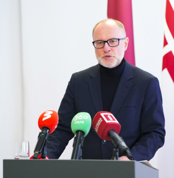 Aizsardzības ministrs Andris Sprūds preses konferences laikā paziņo par savu demisiju.