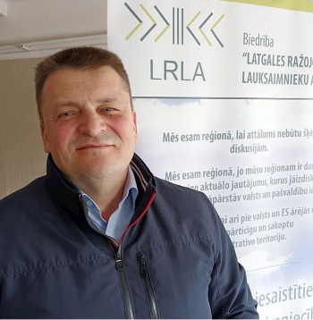 "Pēc liniem labāk aug arī kvieši. Līdz ar to eļļas lini būtu vēl viens kultūraugs, kas integrēts saimnieciskajā darbībā. Arī loģistikas izmaksas Latgalei ar šo kultūru ir krietni pievilcīgākas nekā, piemēram, kviešiem," pieredzē dalās Aivars Bernāns, biedrības "Latgales ražojošo lauksaimnieku apvienība" valdes priekšsēdētājs un zemnieku saimniecības "Zelmeņi" īpašnieks.