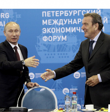 Krievijas prezidents Vladimirs Putins (no kreisās) 2012. gada 21. jūnijā Sanktpēterburgas starptautiskā ekonomikas foruma laikā ar bijušo Vācijas kancleru Gerhardu Šrēderu.