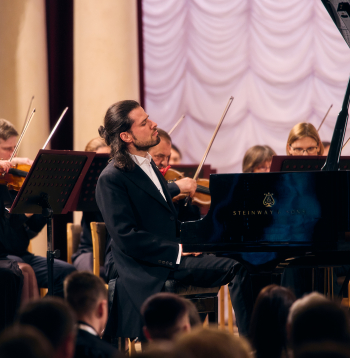 Andrejs Osokins Kijivā ar Ukrainas Nacionālās filharmonijas Akadēmisko simfonisko orķestri diriģenta Mikolas Djadjuras vadībā (Микола Дядюра) izpilda Johannesa Brāmsa 1. klavierkoncertu.