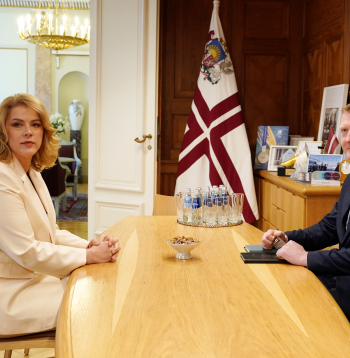 Ministru prezidente Evika Siliņa un aizsardzības ministra amata kandidāts, pulkvedis Raivis Melnis tikšanās laikā Ministru kabinetā.