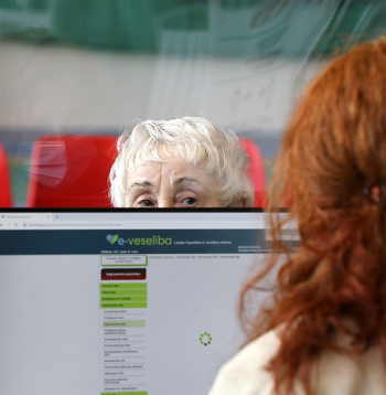 Ne visi Latvijas iedzīvotāji ir tik apķērīgi, ka apguvuši datorprasmes, un ne visiem ir dators. Daļa dod priekšroku nosūtījumiem papīra formātā, jo tas rada lielāku drošības sajūtu nekā pa tīkliem aizsūtītais.