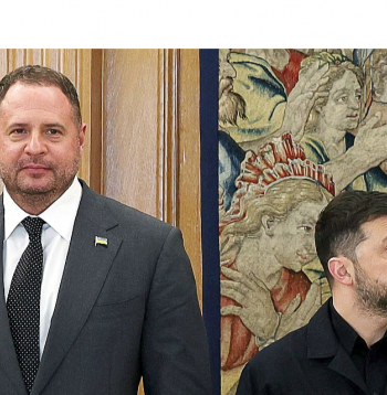 Ukrainas prezidents Volodimirs Zelenskis pērn atlaida sava biroja ietekmīgo vadītāju Andriju Jermaku (pa kreisi) tikai tad, kad aizdomas par viņa iespējamajām saitēm ar naudas atmazgāšanas grupējumu vairs nebija noliedzamas. Jermaks un Zelenskis 2025. gada novembrī vizītē Madridē.