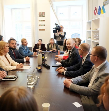 Partijas "Progresīvie" Saeimas frakcijas deputātu tikšanās ar Ministru prezidenti un virzīto aizsardzības ministra amata kandidātu Saeimas frakcijas telpās, lai pārrunātu turpmāko darbu koalīcijā.