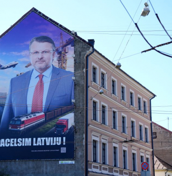 Partijas "Latvija pirmajā vietā" reklāmas plakāts pirms 15. Saeimas vēlēšanām Emīlijas Benjamiņas ielā.