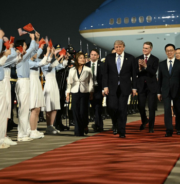 ASV prezidentu Donaldu Trampu trešdien Pekinas lidostā sagaidīja gan Ķīnas amatpersonas, gan arī ķīniešu jaunieši.