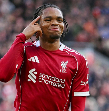 Liverpūles futbola kluba uzlecošā zvaigzne, vien 17 gadus vecais Rio Ngumoā, jau savā pirmajā sezonā ir iemantojis milzu popularitāti līdzjutēju vidū.