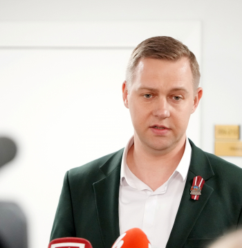 Saeimas deputāts, Zaļo un Zemnieku savienības Saeimas frakcijas priekšsēdētājs Harijs Rokpelnis piedalās preses konferencē pēc partijas "Progresīvo" Saeimas frakcijas deputātu un Ministru prezidentes tikšanās, kur pārrunāja turpmāko darbu koalīcijā.