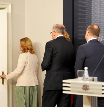 Ministru prezidente Evika Siliņa (no kreisās), savu paziņojumu par demisiju izteica, klātesot partijas biedriem. Premjerei blakus stāvēja un ar viņu kopā aizgāja "Jaunās Vienotības" ministri Dace Melbārde, Arvils Ašeradens, Raimonds Čudars, Inese Lībiņa-Egnere un Hosams Abu Meri.