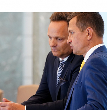 No amata atstādinātie Valsts kancelejas vadītājs Raivis Kronbergs (no kreisās) un zemkopības ministrs Armands Krauze (attēlā abi valdības sēdē pirms diviem gadiem).
