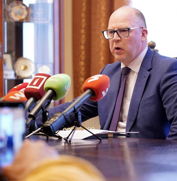 Ģenerālprokurors Armīns Meisters preses konferencē.